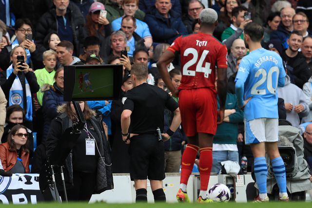 Premier League: clubes vão votar abolição do VAR