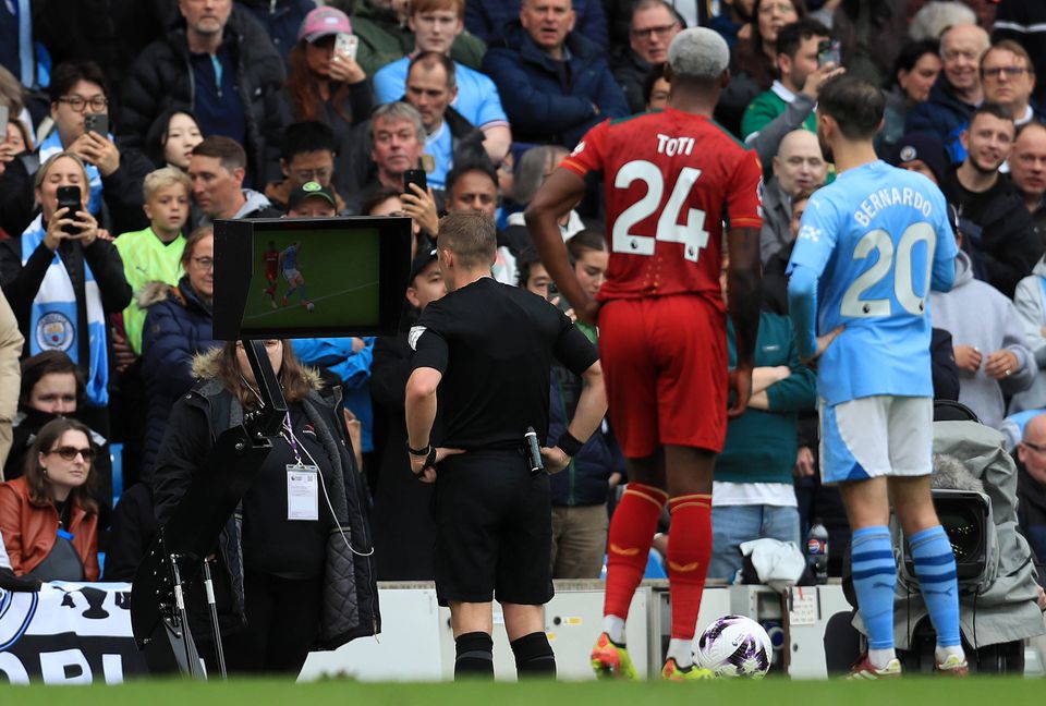 Premier League: clubes vão votar abolição do VAR