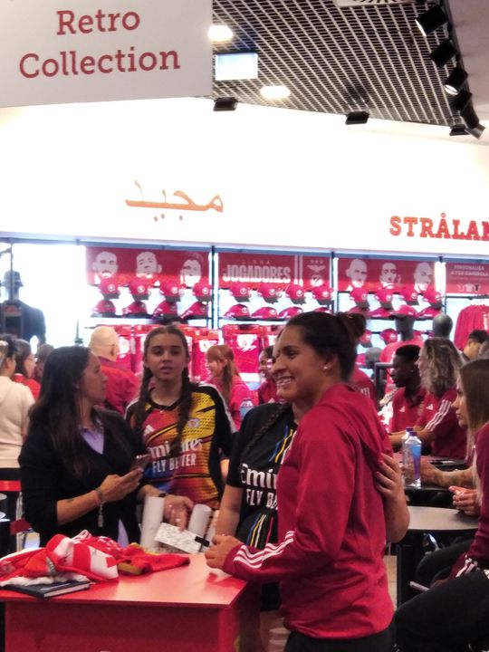 Mar vermelho juntou-se à equipa feminina do Benfica para celebrar o tetracampeonato