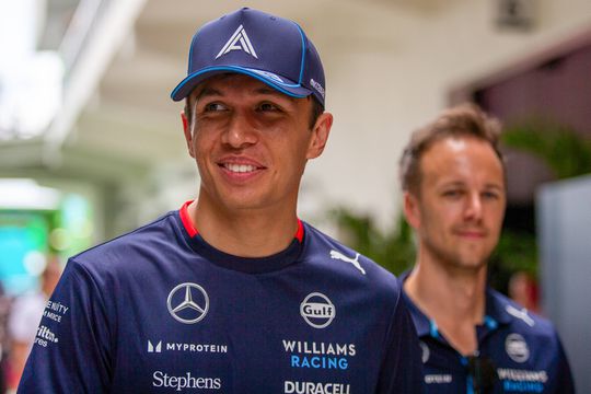 Williams renova contrato com Alex Albon