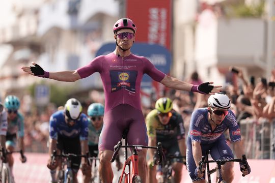 Jonathan Milan soma segunda etapa no Giro