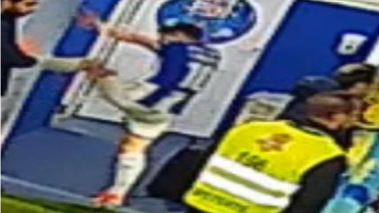 Imagens dos pontapés de Diogo Costa e Francisco Conceição no Estoril-FC Porto