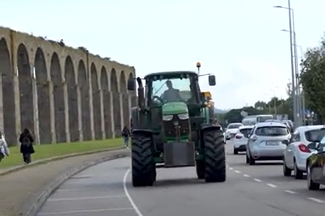 Depois do camião de Maradona, Ukra chega ao treino... de trator