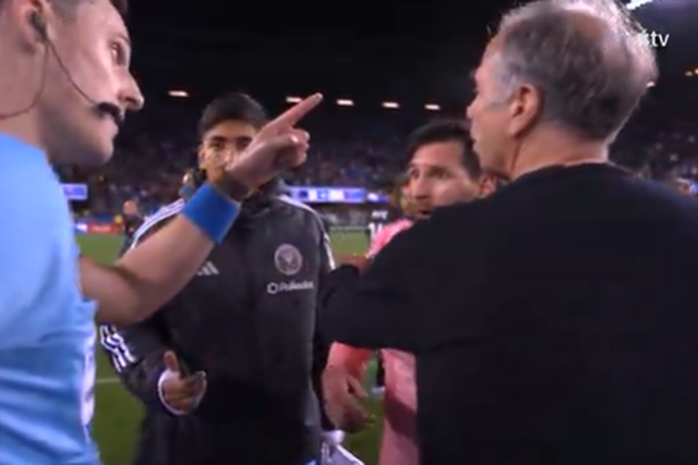 VÍDEO: Messi perde a cabeça e treinador adversário livra-o da expulsão