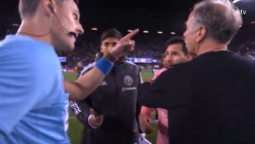 VÍDEO: Messi perde a cabeça e treinador adversário livra-o da expulsão