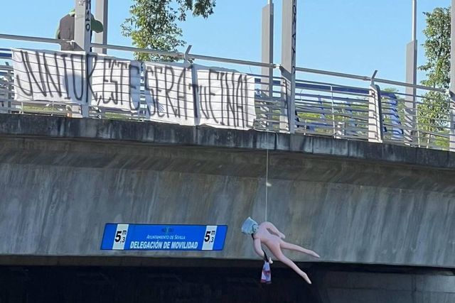 Imagem partilhada nas redes sociais mostra boneco enforcado numa ponte e mensagem ao presidente do Sevilha