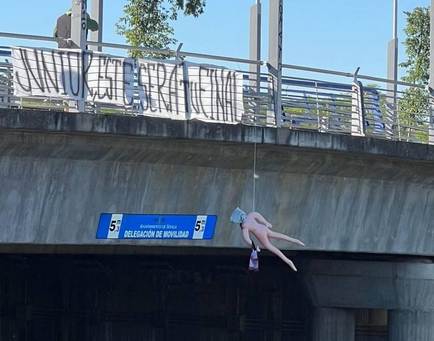 Imagem partilhada nas redes sociais mostra boneco enforcado numa ponte e mensagem ao presidente do Sevilha
