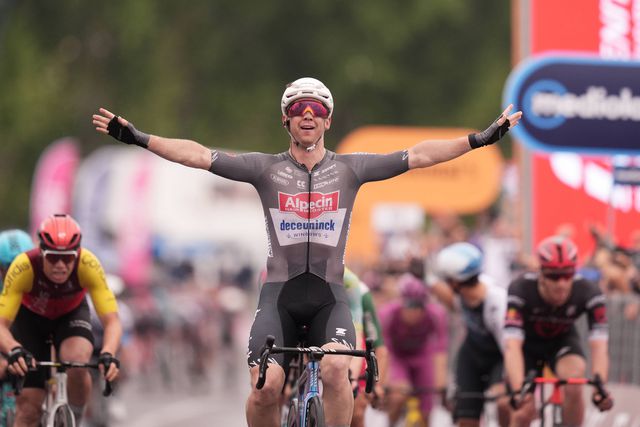 Kaden Groves vence etapa caótica no Giro