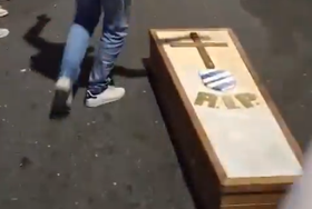 Histórico italiano desceu à 3.ª divisão e adeptos rivais fizeram funeral (vídeo)