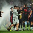 Festa dos jogadores do Barcelona, aos saltos, sob a rega do estádio do espanhol