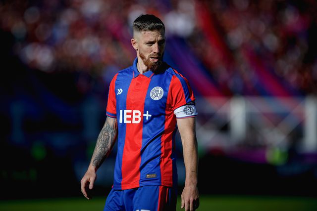 Iker Muniain jogando pelo san lorenzo