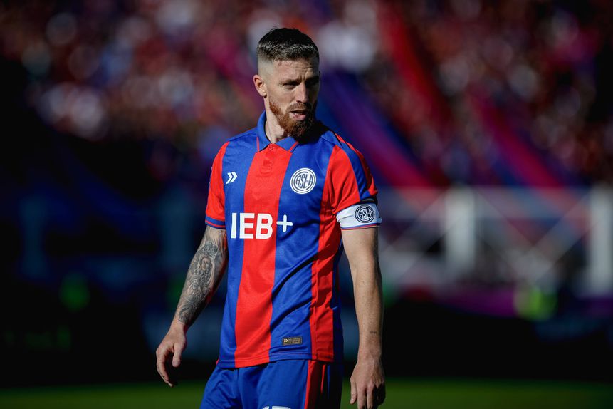 Iker Muniain jogando pelo san lorenzo