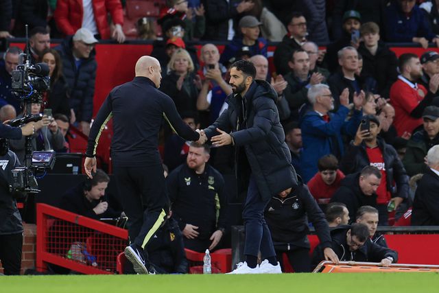 Sean Dyche cumprimenta Ruben Amorim após um Man. United-Everton