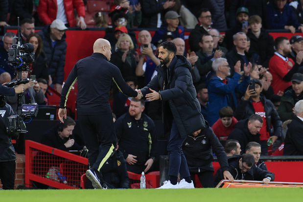 Sean Dyche cumprimenta Ruben Amorim após um Man. United-Everton