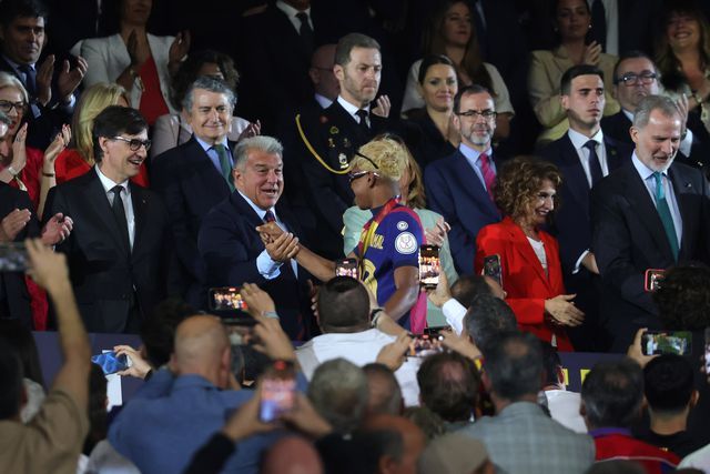 Presidente do Barcelona a cumprimentar Lamine Yamal, após a conquista da Taça do Rei