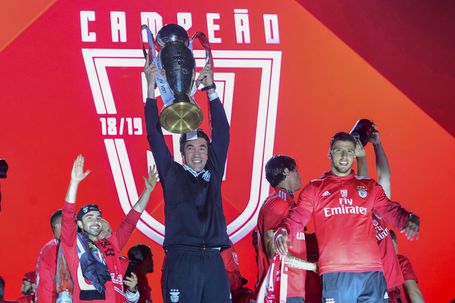 Colapsos inesquecíveis na luta por títulos no futebol europeu (fotogaleria)