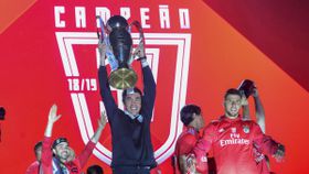 Colapsos inesquecíveis na luta por títulos no futebol europeu (fotogaleria)