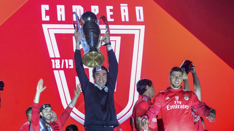 Colapsos inesquecíveis na luta por títulos no futebol europeu (fotogaleria)
