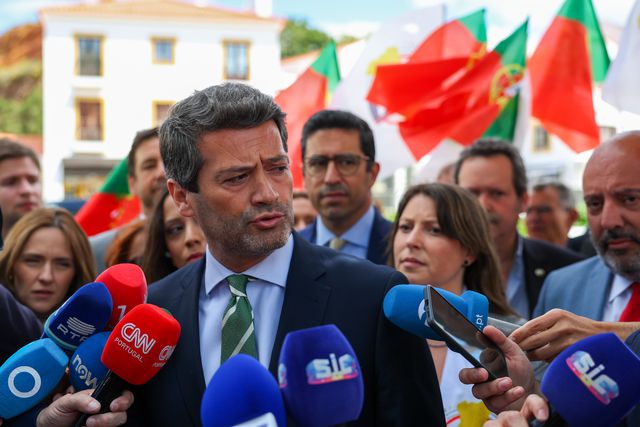 André Ventura fala aos jornalistas a 15 de maio de 2025, antes de se sentir mal e ir para o hospital