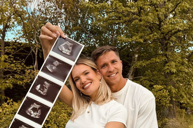 Gianluca Simeone e a mulher exibem ecografia (Foto: Gianluca Simeone/Instagram)
