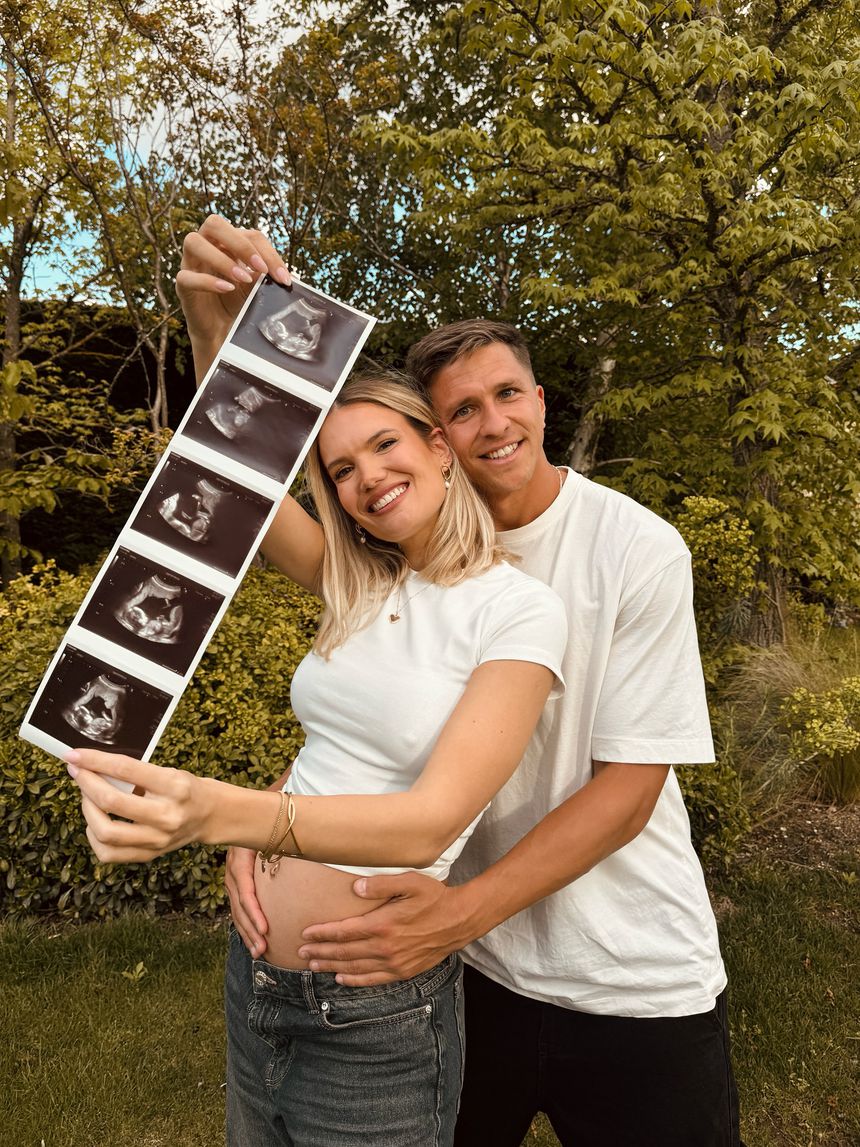 Gianluca Simeone e a mulher exibem ecografia (Foto: Gianluca Simeone/Instagram)