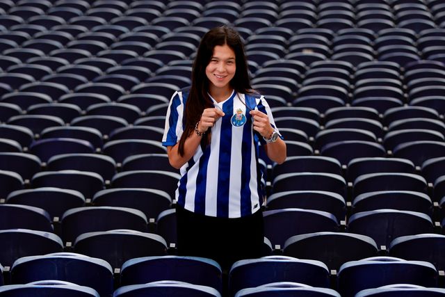 Inês Oliveira continua de azul e branco