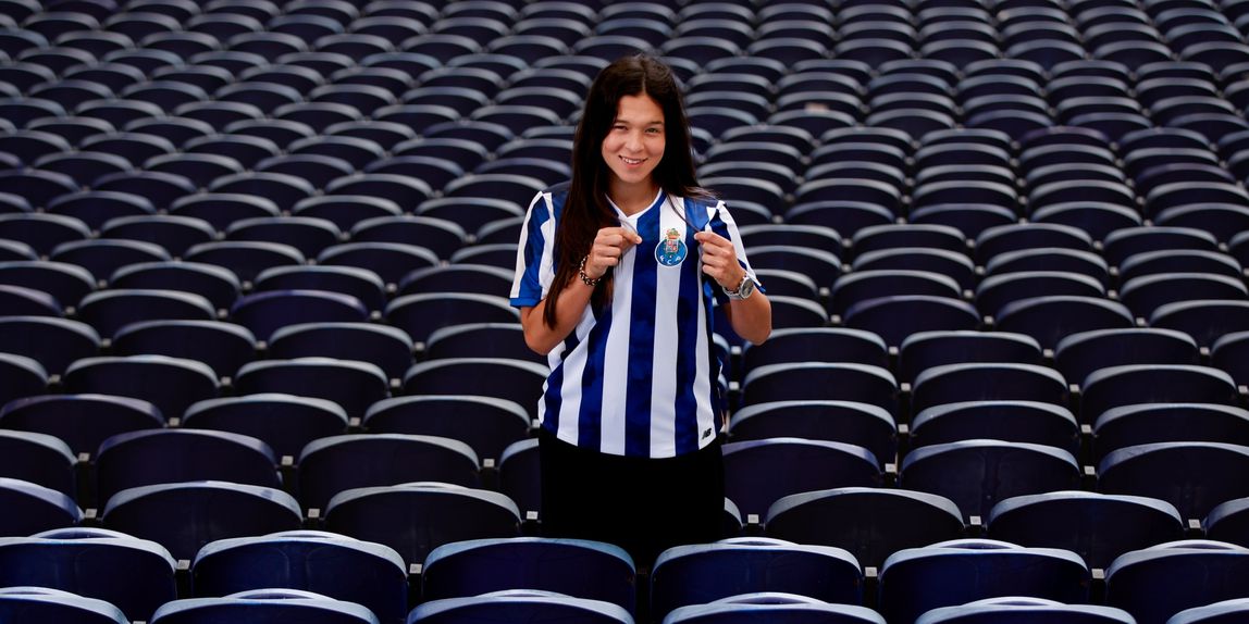 Inês Oliveira continua de azul e branco