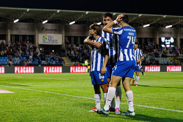 Celebração, com Rodrigo Mora à cabeça, já que foi dele o golo, do tento da vitória do FC Porto em Rio Maior frente ao Casa Pia