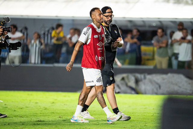 Neymar tem três golos e três assistências em 9 jogos pelo Santos, este ano