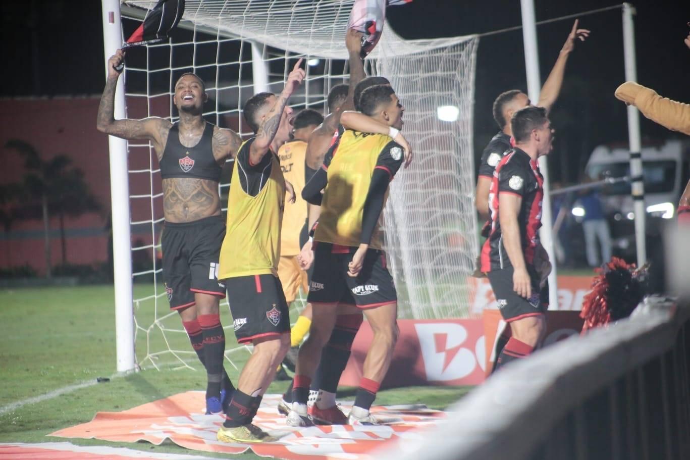Jogadores do Vitória a fazerem a festa por eliminar o Flamengo