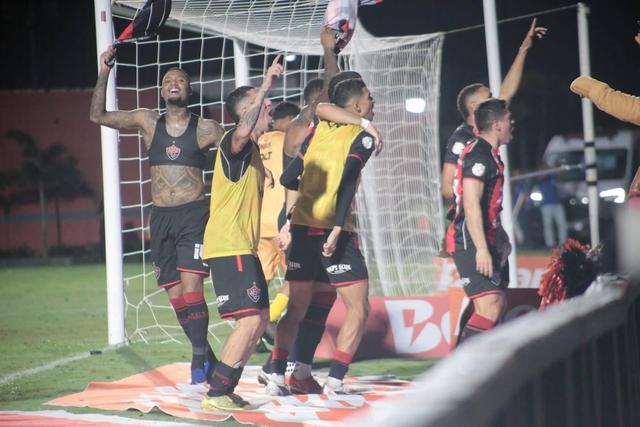 Jogadores do Vitória a fazerem a festa por eliminar o Flamengo