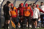 Gonçalo Oliveira foi transportado de maca - Imagem: Porto Canal