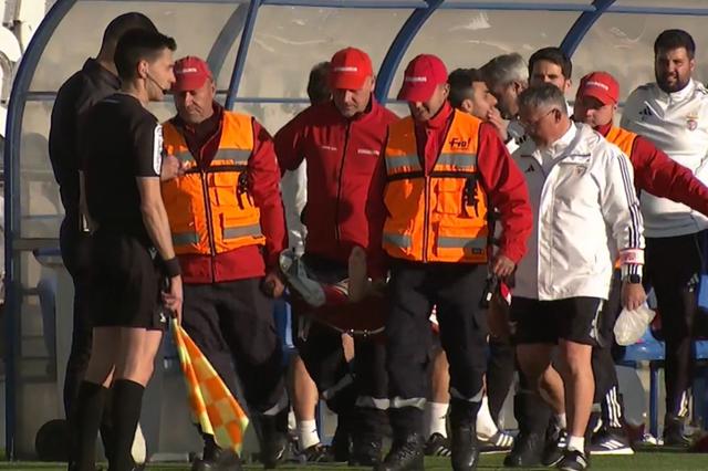 Gonçalo Oliveira foi transportado de maca - Imagem: Porto Canal