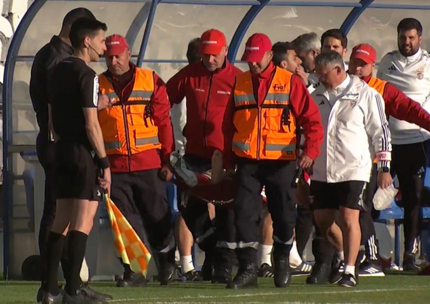 Gonçalo Oliveira foi transportado de maca - Imagem: Porto Canal