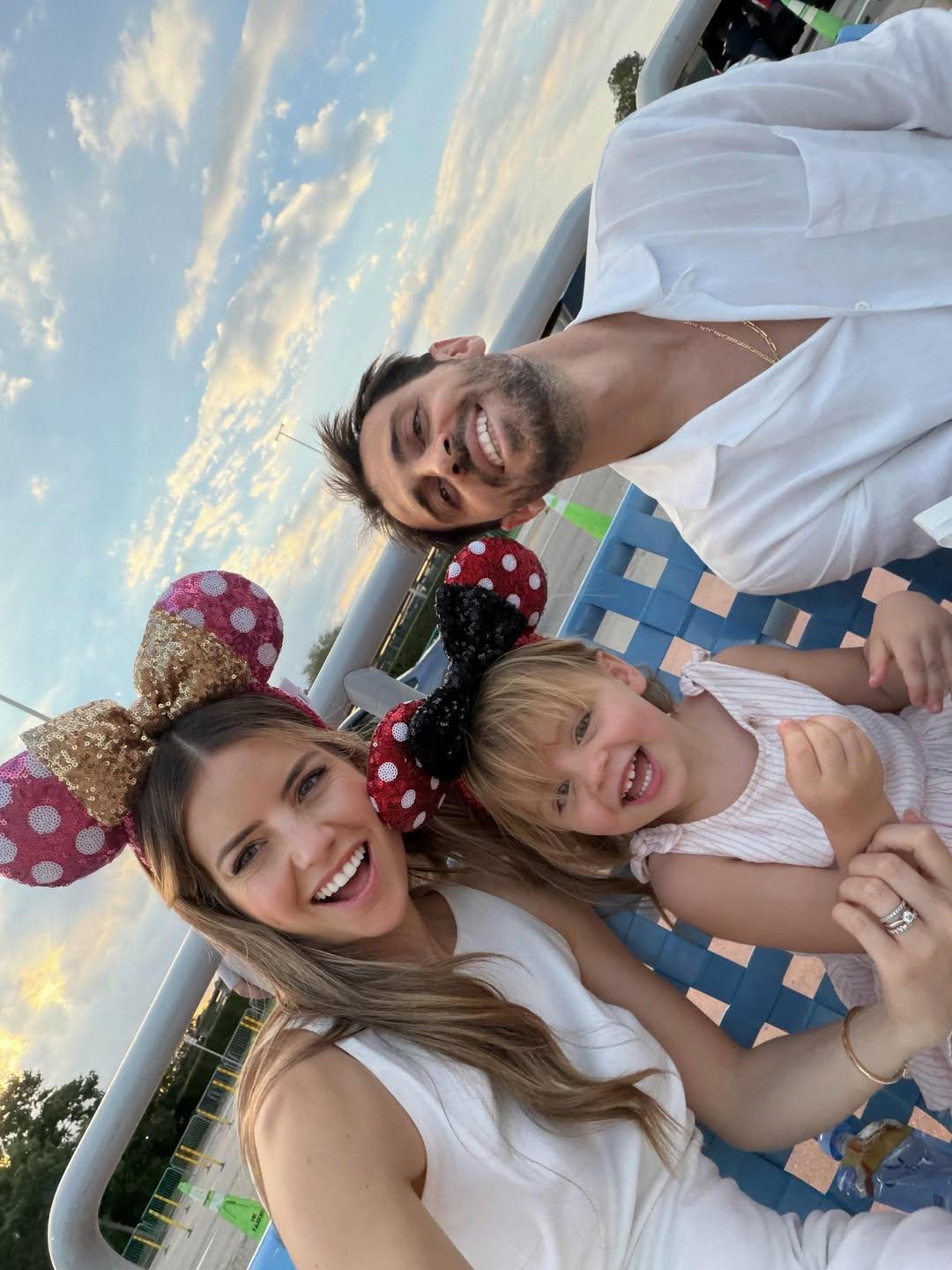 Bernardo Silva, Inês Degener Tomaz e a filha Carlota (Foto: Inês Degener Tomaz/Instagram)