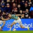 Cláudio Braga (Hearts) e Dane Murray (Celtic) numa imagem que reflete o que está em causa ao início da tarde de hoje