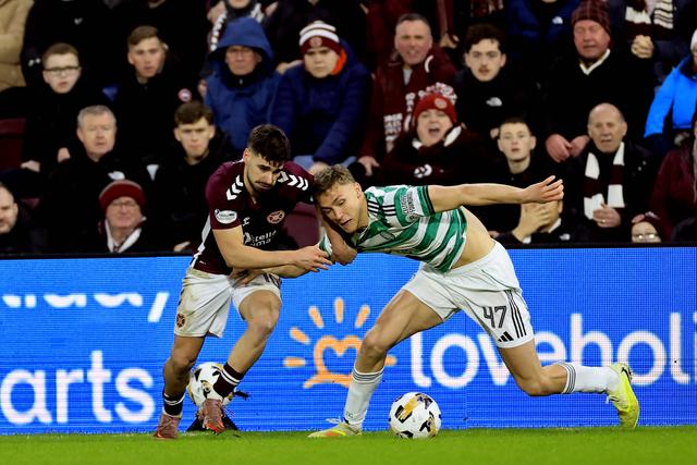 Cláudio Braga (Hearts) e Dane Murray (Celtic) numa imagem que reflete o que está em causa ao início da tarde de hoje