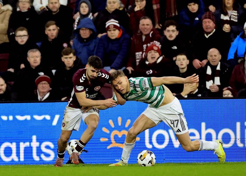 Cláudio Braga (Hearts) e Dane Murray (Celtic) numa imagem que reflete o que está em causa ao início da tarde de hoje