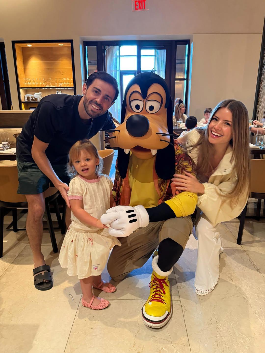 Bernardo Silva, Inês Degener Tomaz e a filha Carlota (Foto: Inês  Degener Tomaz/Instagram)