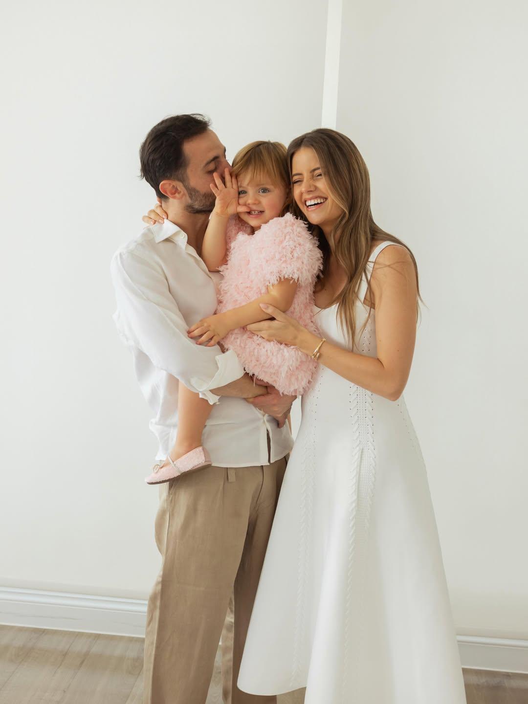 Bernardo Silva, Inês Degener Tomaz e a filha Carlota (Foto: Inês Degener Tomaz/Instagram)