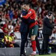 Roberto Martínez a abraçar o capitão Cristiano Ronaldo