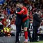 Roberto Martínez a abraçar o capitão Cristiano Ronaldo