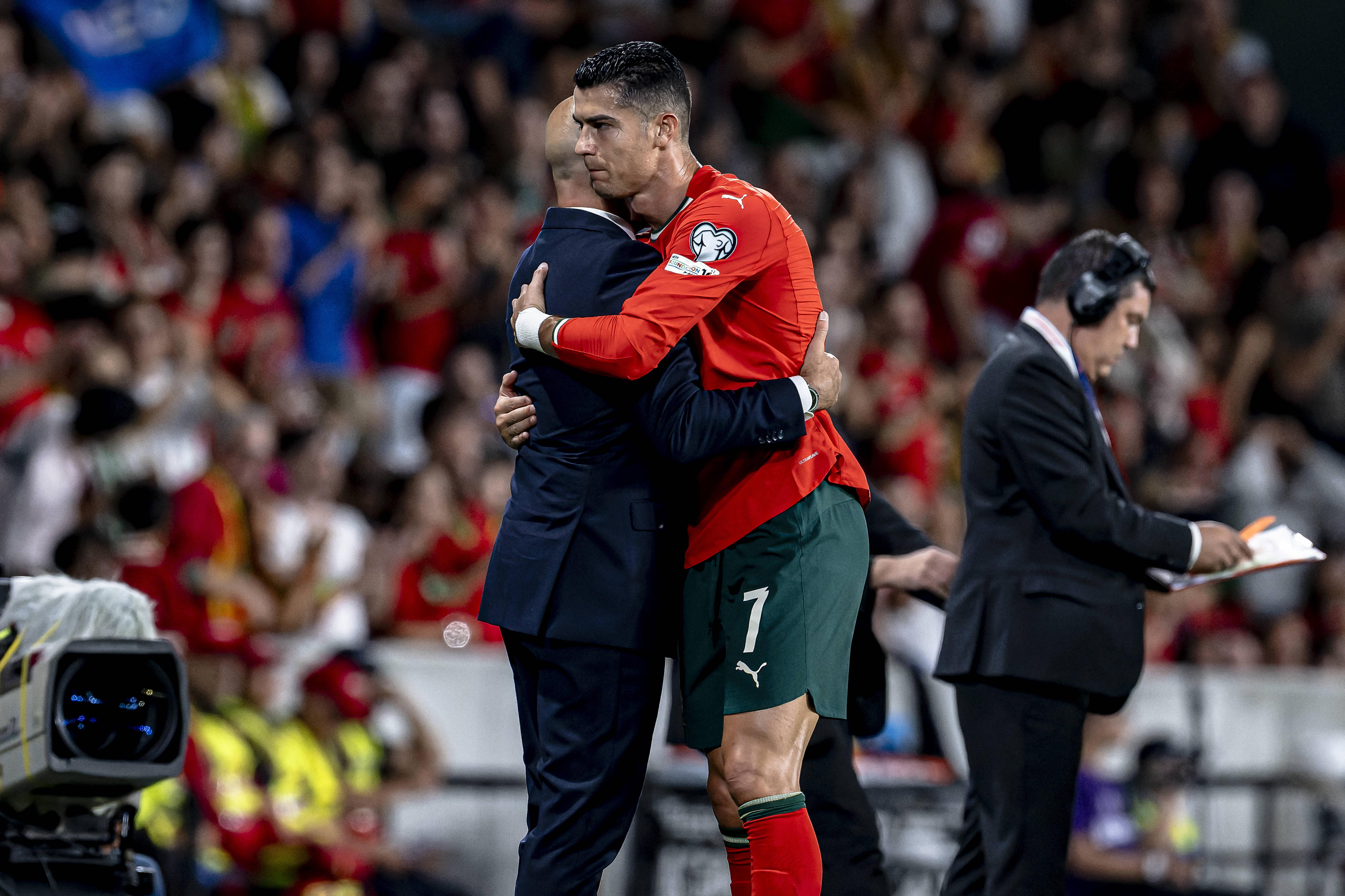 Roberto Martínez a abraçar o capitão Cristiano Ronaldo