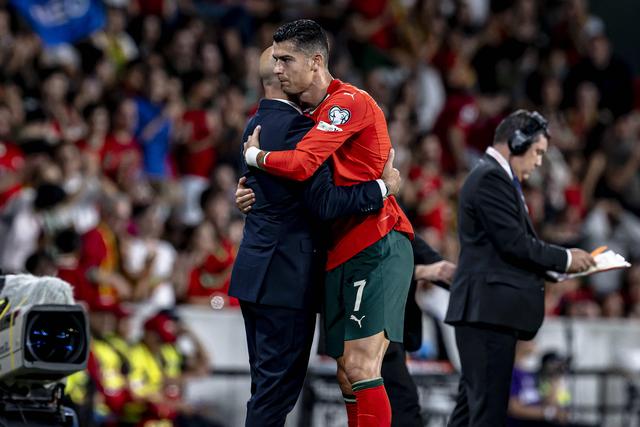 Roberto Martínez a abraçar o capitão Cristiano Ronaldo