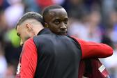 Zeno Debast e Doni Lukebakio abraçados na Bélgica