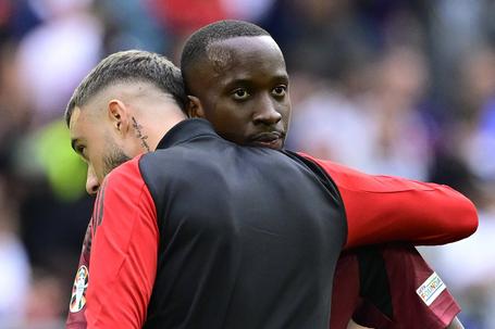 Zeno Debast e Doni Lukebakio abraçados na Bélgica