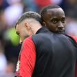 Zeno Debast e Doni Lukebakio abraçados na Bélgica