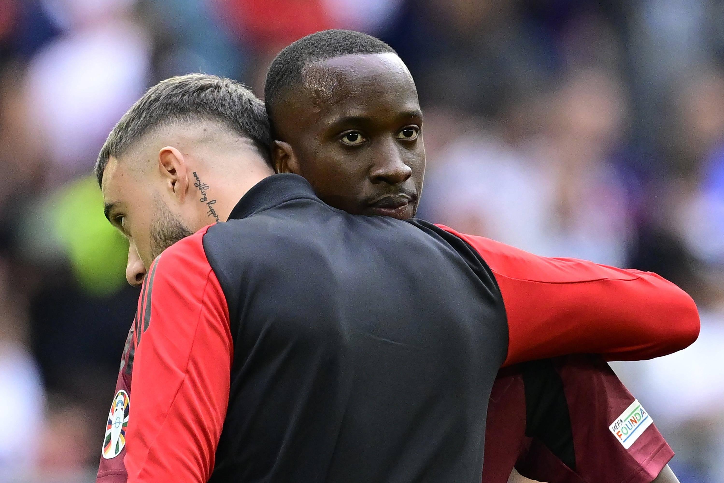 Zeno Debast e Doni Lukebakio abraçados na Bélgica