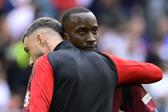 Zeno Debast e Doni Lukebakio abraçados na Bélgica