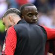Zeno Debast e Doni Lukebakio abraçados na Bélgica
